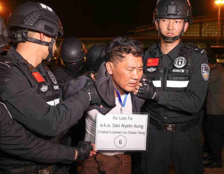 嫌犯徐老發遭公安押解回中國。新華社