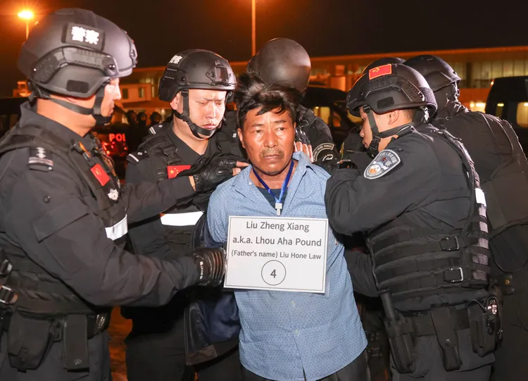 嫌犯劉正祥遭公安押解回中國。新華社