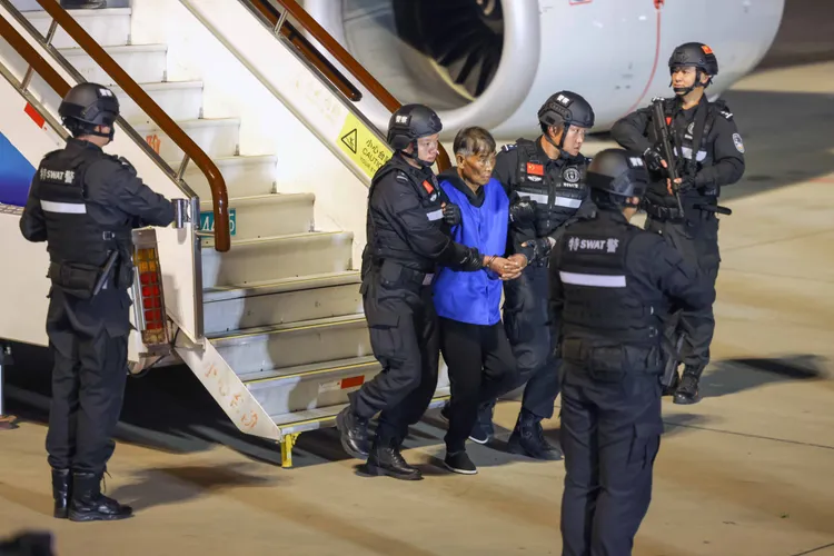 中國公安昨（30日）晚自緬甸押解10名涉電信詐騙罪嫌回中國。新華社