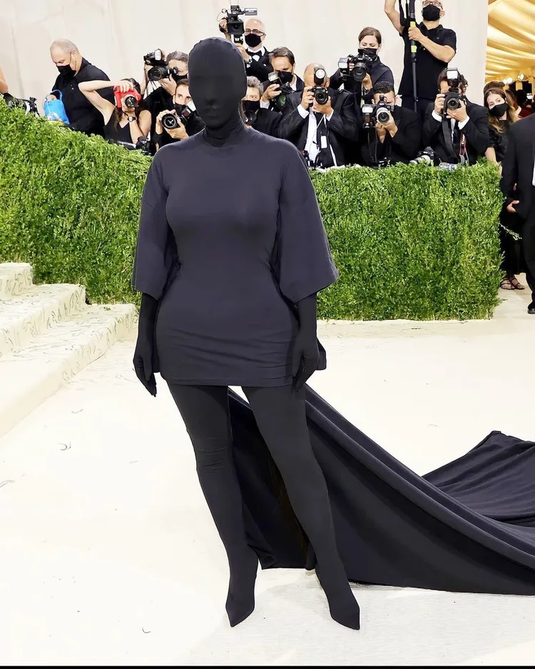 金卡達夏曾身著BALENCIAGA服裝在Met Gala穿成黑衣人。翻攝metgala2021__ IG