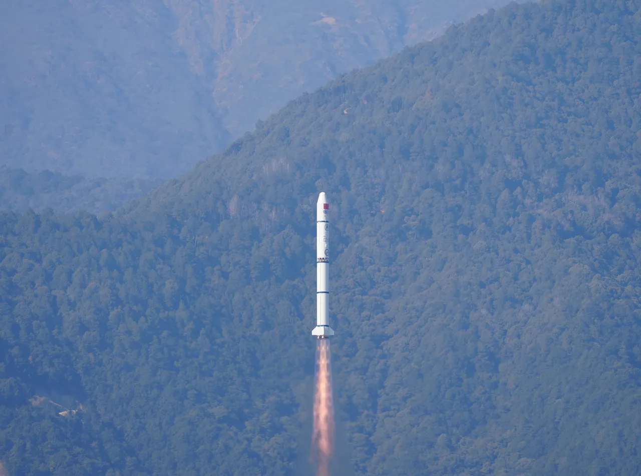 中國下午在西昌衛星發射中心使用長征二號丙運載火箭。新華社