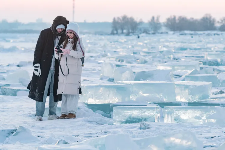 松花江哈爾濱段一處停用的採冰場由於堆積的冰塊數量多、純淨度高，被遊客稱為「鑽石海」，成為新的網紅打卡點。新華社