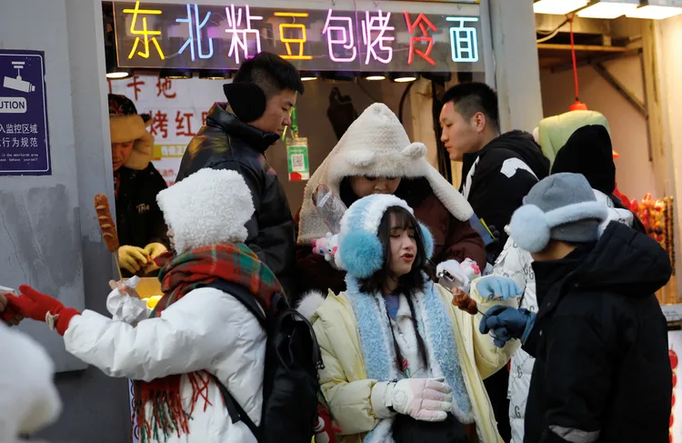吃貨們無懼零下20多度的低溫也要品嘗哈爾濱風味烤紅腸等小吃。路透社