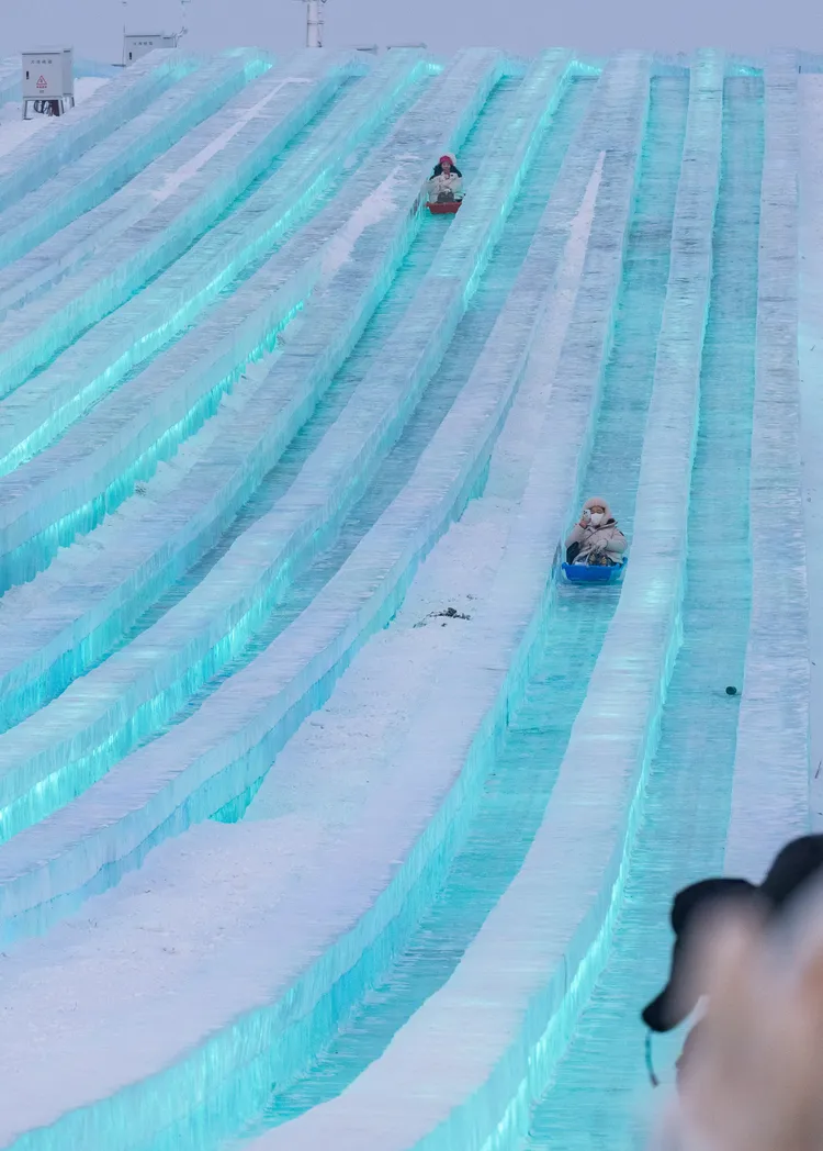 哈爾濱冰雪大世界長達521公尺長的冰滑梯，吸引沒看過雪的南方小土豆們前來體驗。新華社