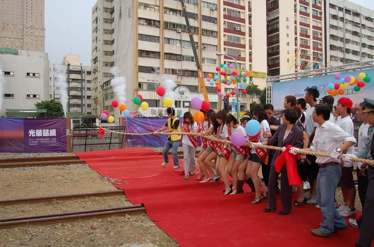 陳其邁(前排右2)於2005年將光榮碼頭的圍牆打開，促使港市合作的發展。高市府提供