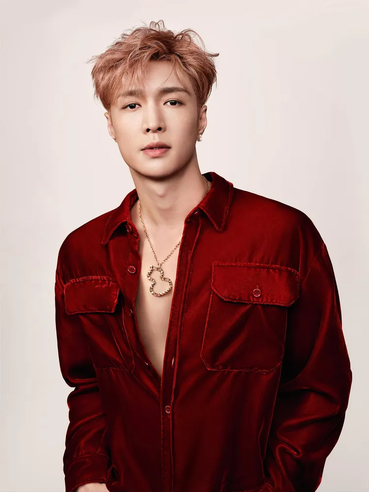 張藝興在形象照中演繹Wulu系列珠寶，性感胸肌若隱若現。品牌提供