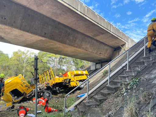 國3「緩撞車」被撞衝破護欄墜橋摔碎 1人送醫不治、駕駛命大輕傷