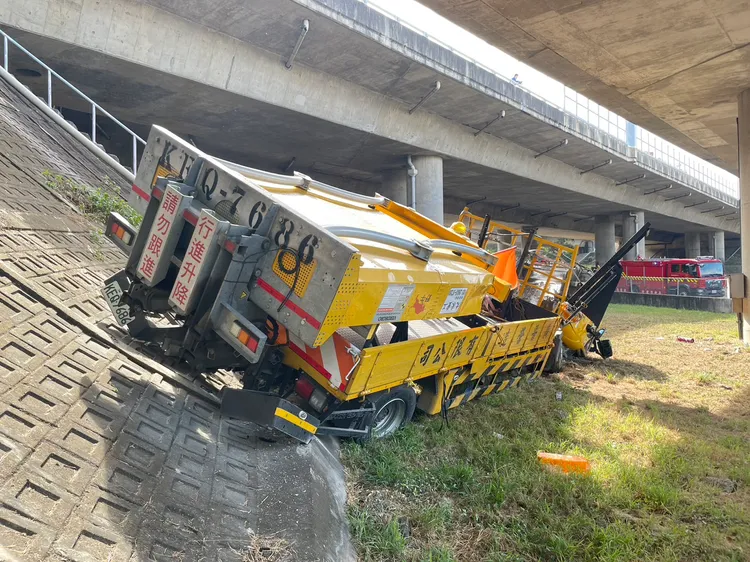 緩撞車從國道高架路段翻落至平面道路。民眾提供