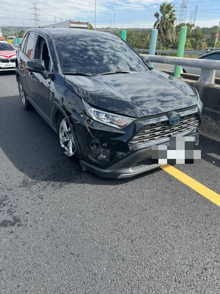 與緩撞車發生擦撞的自小客車。民眾提供