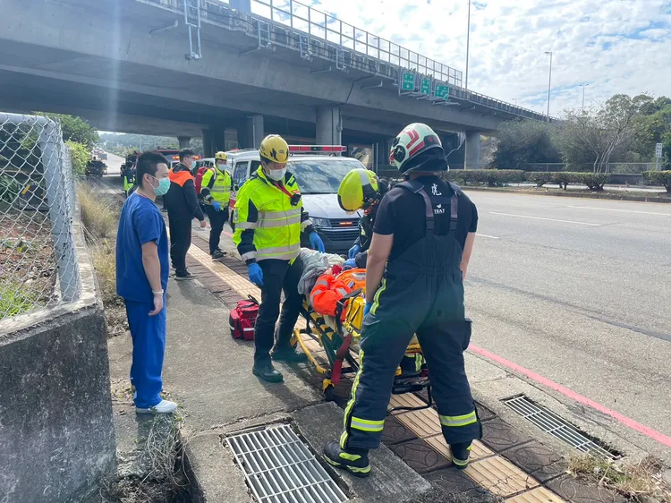 消防人員將傷者送醫。民眾提供