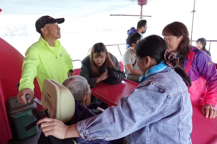 黃爺爺在家人陪伴下乘坐渡輪。伊旬基金會提供