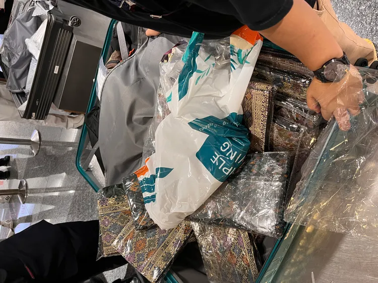 泰女夾帶「毒」布飾闖關遭逮。中市刑大提供