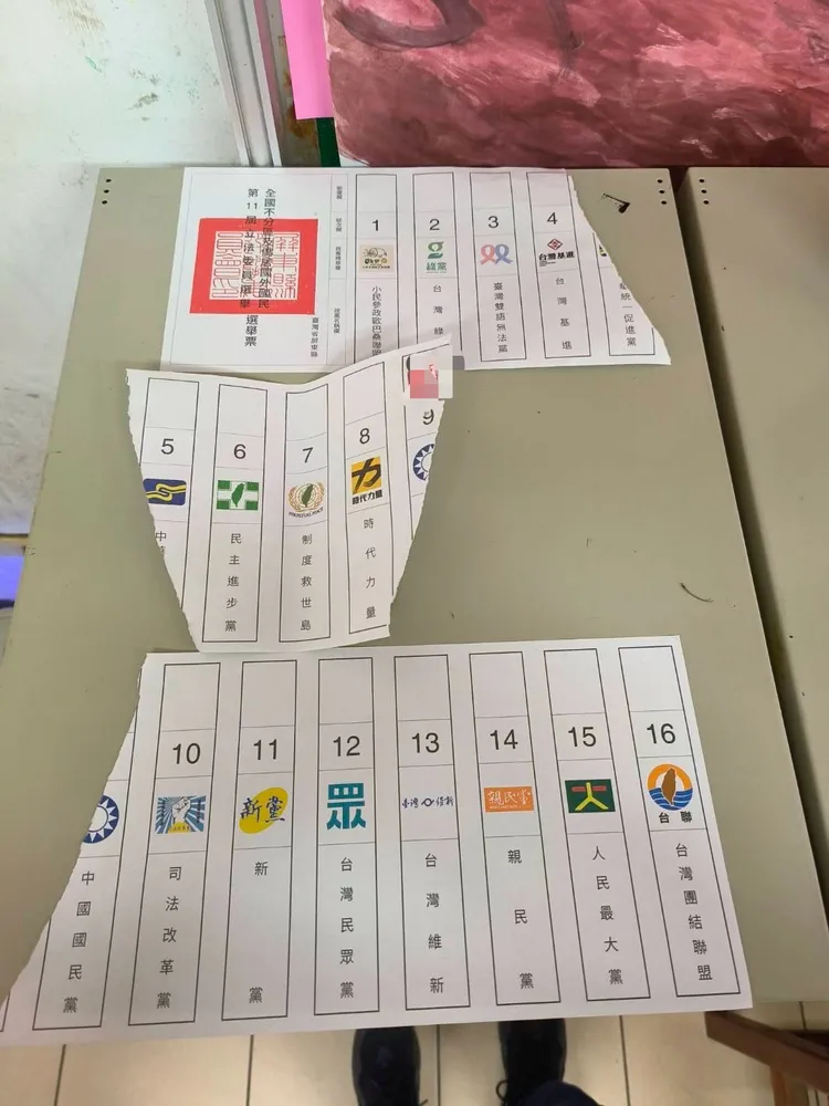 政黨票遭撕毀。翻攝畫面