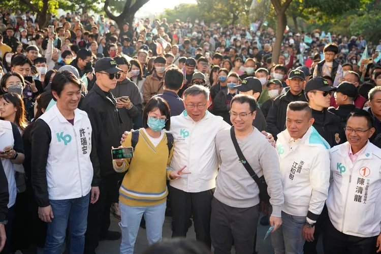 大批群眾排隊等跟柯文哲合照。民眾黨提供