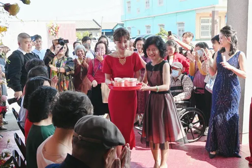 有洋蔥!謝京穎、張書偉新娘房選在「阿公房間」 大裸背禮服超吸睛