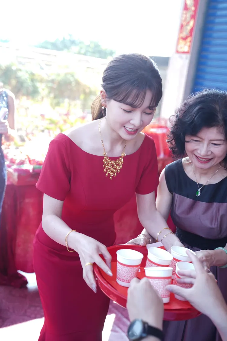 謝京穎在屏東老家文定。翻攝臉書「謝京穎 Orange」