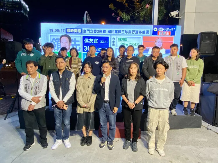 張廖萬堅率領團隊坦承敗選。張廖萬堅競總提供