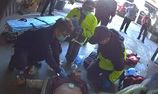 蘆洲男工作突倒地不動 同事騎機車狂奔消防隊救回一命