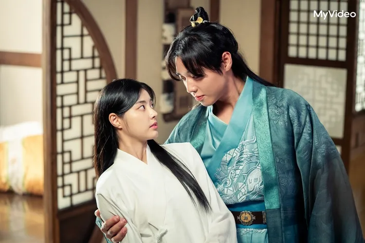 朴志訓（右）《幻像戀歌》放下長髮，美貌讓洪藝智也懾服。MyVideo提供