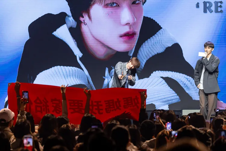 有粉絲高舉「媽媽我要嫁給你」布條。ON INN ASIA提供