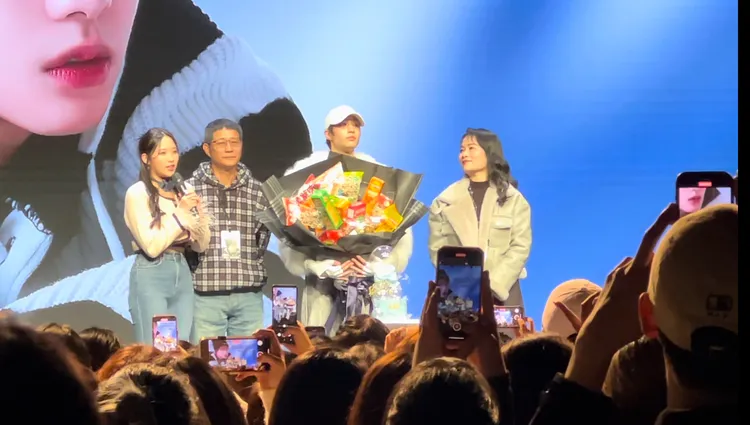 陳冠叡的姊姊（左起）、父母驚喜推蛋糕上台慶生。讀者提供