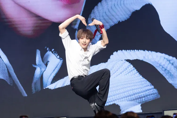 陳冠叡比出大大愛心。ON INN ASIA提供