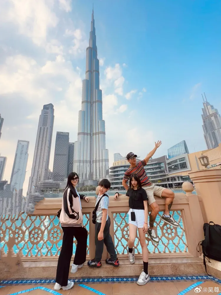 吳尊一家4口暢遊杜拜。翻攝吳尊微博