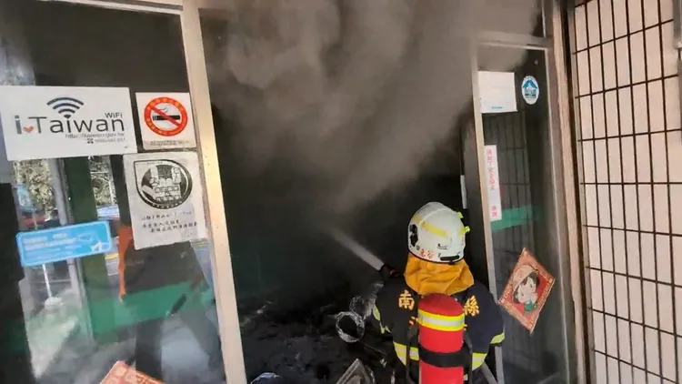 消防人員滅火。民眾提供