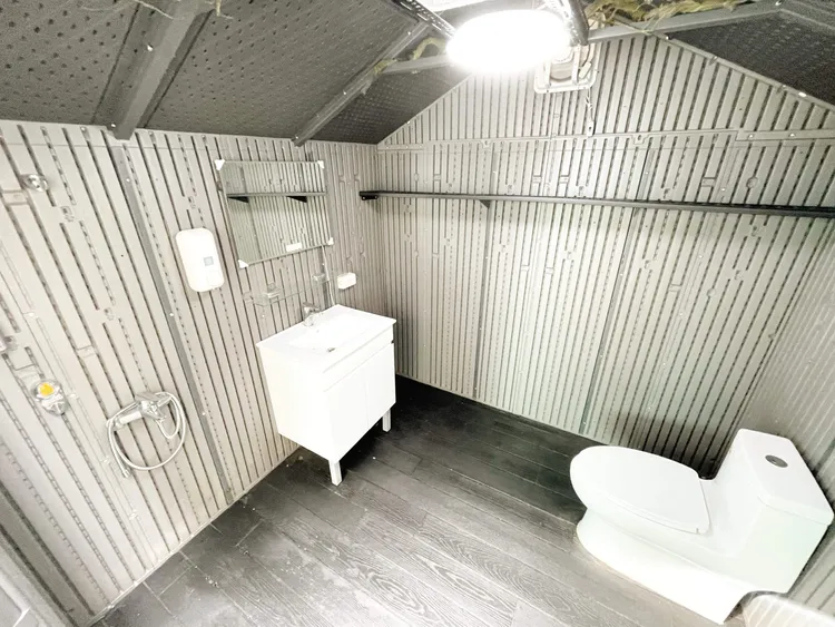 創意房東無極限，雅房也能DIY成「套房」，還擁有「露天廁所」！翻攝《奇葩裝潢分享中心》粉絲頁