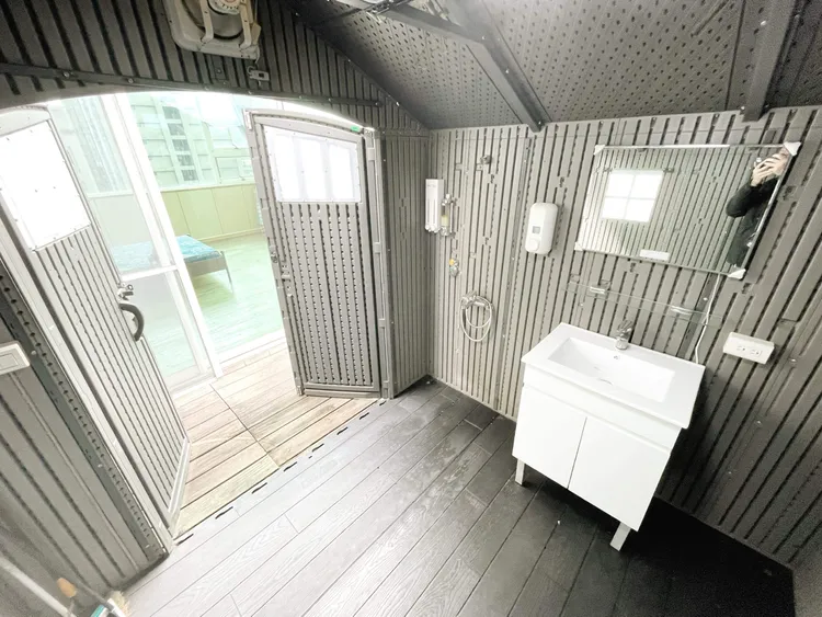 創意房東無極限，雅房也能DIY成「套房」，還擁有「露天廁所」！翻攝《奇葩裝潢分享中心》粉絲頁