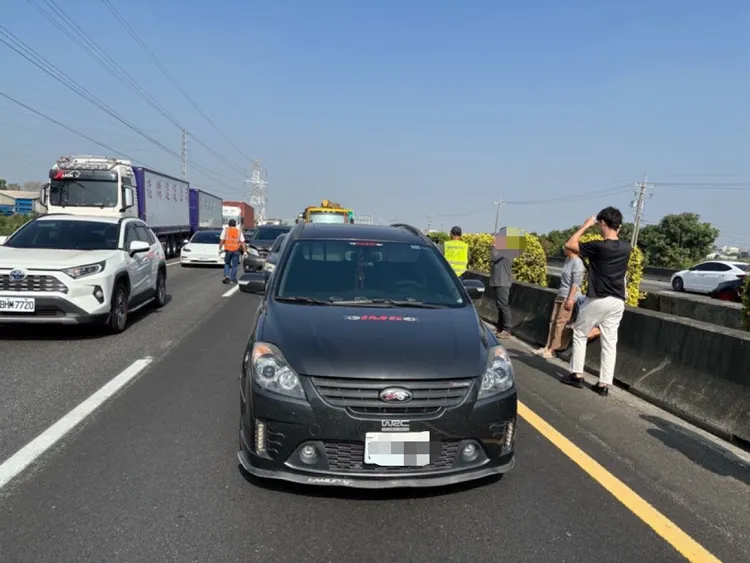 現場開放2車道通行，1小時後恢復全線通車。警方提供