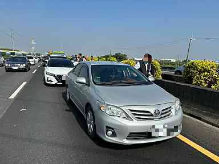 國1內側車道塞成一團。警方提供