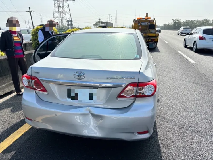 8輛車凹陷受損。警方提供