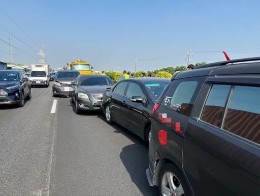 國1高雄段內側車道8車連環撞 現場畫面、車禍原因曝光