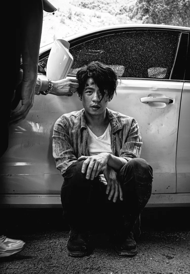 李鴻其拍攝打到傷痕累累。原創娛樂提供