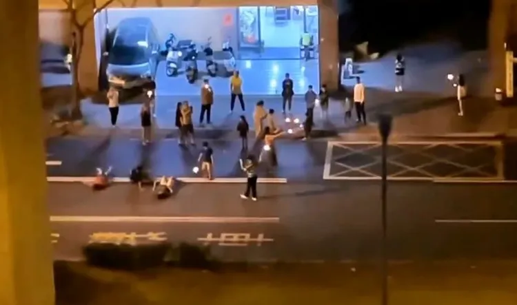 警方表示，在馬路上嬉戲已涉及違反社會秩序維護法，可處6000元以下罰鍰，交通違規部分可罰500元。翻攝「社會事新聞影音」