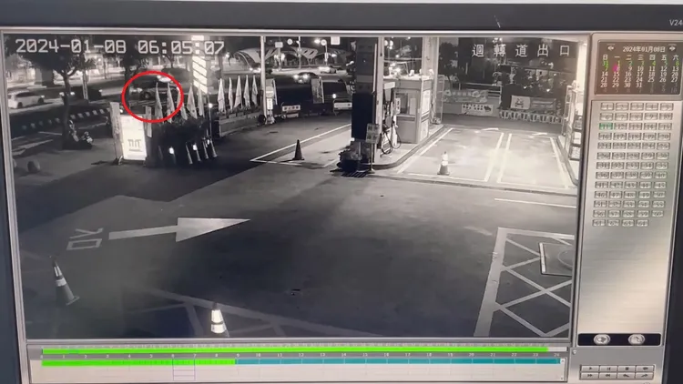 賓士車從快車道違規右轉。民眾提供