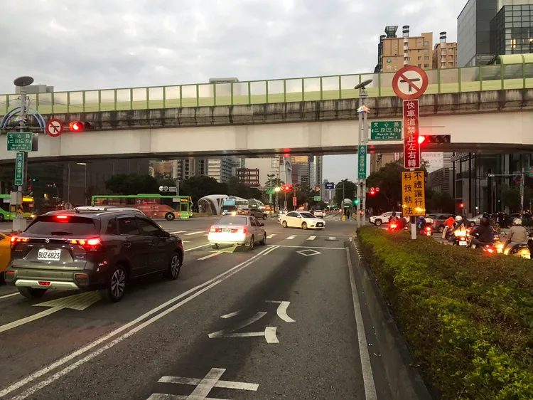 台灣大道、文心路口有快車道禁止左右轉的標誌。民眾提供