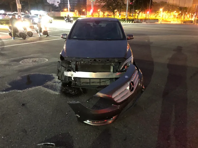 賓士車前保桿脫落。民眾提供