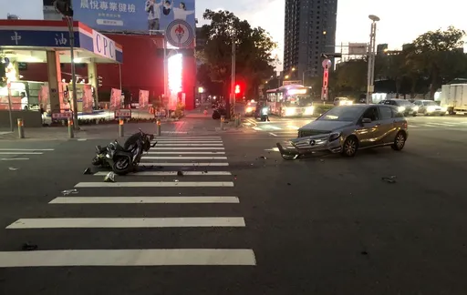 賓士三寶女駕駛快車道違規右轉 男騎士被撞翻送醫