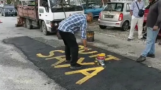 自費修路黃漆加註「我的錢」 熱心男:不然議員會搶功