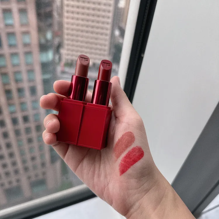 限量設計師微霧唇膏#100（左）、#16（右），各2100元。張家玲攝