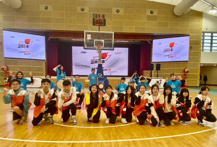 南山學生志工跟新店龜山國小開場表演的非洲鼓隊合影。校方提供