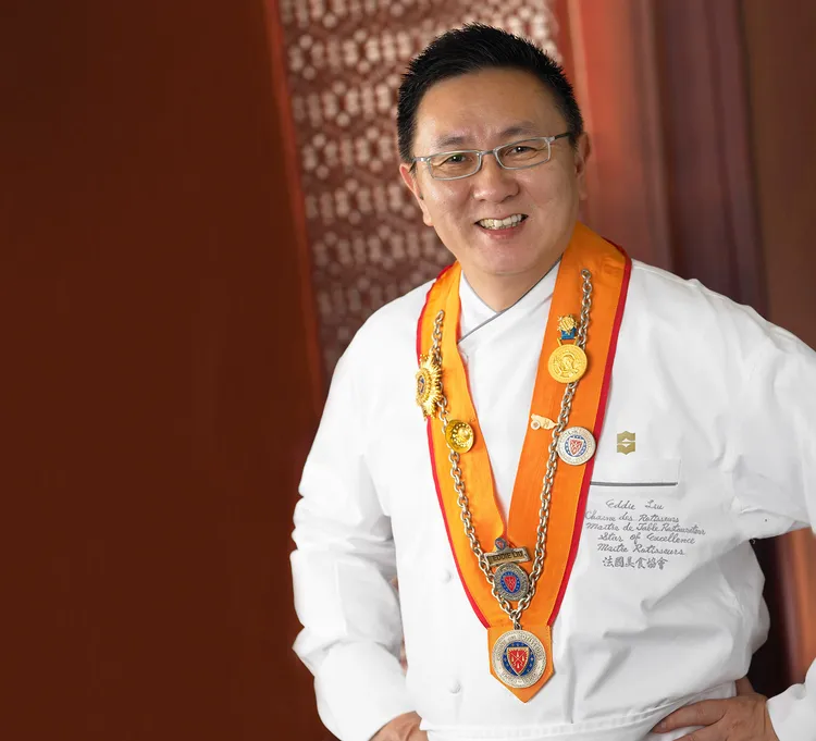 遠東香格里拉飯店廚藝總監Eddie受到法國知名三大美食協會的肯定「Cordons Bleus」台灣地區的副總裁、「Escoffier」台灣地區的副總裁，以及「Chaine des Rotisseurs」餐飲大使台灣第一位得獎者。業者提供