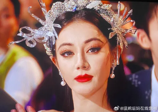 迪麗熱巴盛世美顏被嫌「像巫婆」 化妝師慘丟頭路