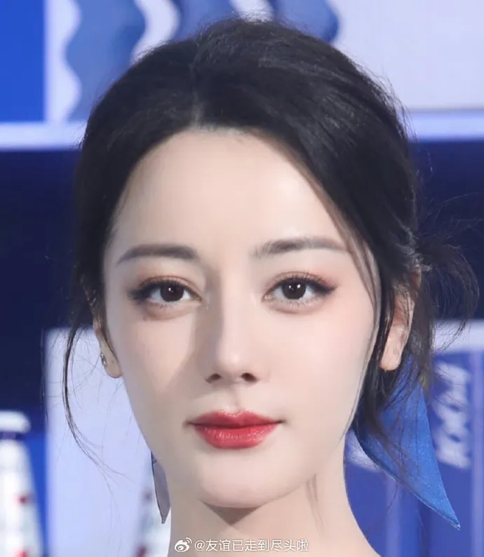 迪麗熱巴26日出席活動，妝容變得清透，傳她已換化妝師。翻攝友誼已走到盡頭啦微博