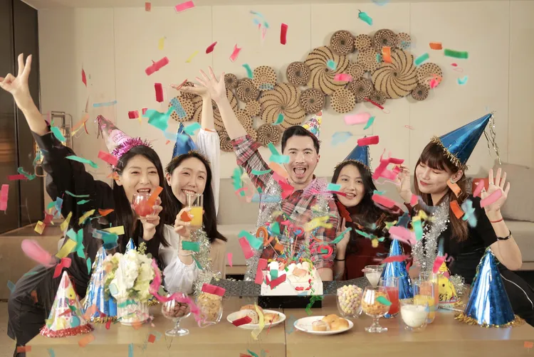 入住晶華國際酒店集團的壽星們可獲得迎賓飲料、精緻手工蛋糕及精選紅酒等生日驚喜，加購高鐵車票另享7折優惠。業者提供