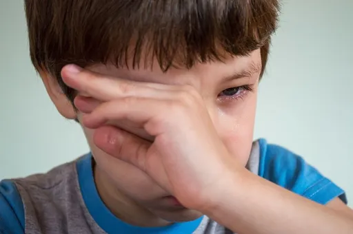 孩子熬夜不睡覺牽拖鄰居? 這張社區告示讓網友全都笑了