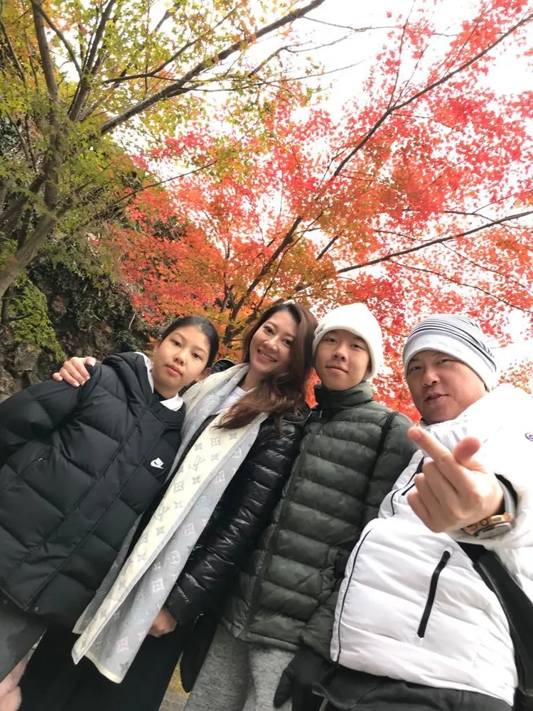 曾國城全家福照，從小教孩子獨力思考的能力。曾國城提供