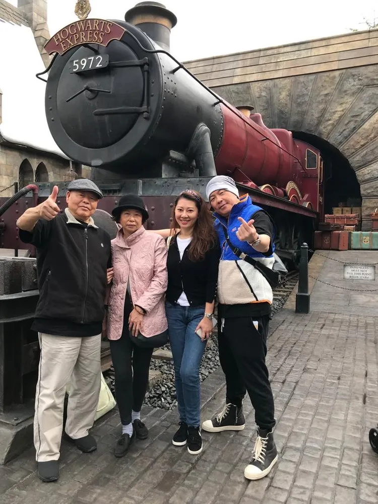 曾國城（右起）習慣三代同堂，婚後父母住附近。曾國城提供